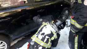 Los bomberos inspeccionan los bajos del vehículo afectado / @BCN_Bombers