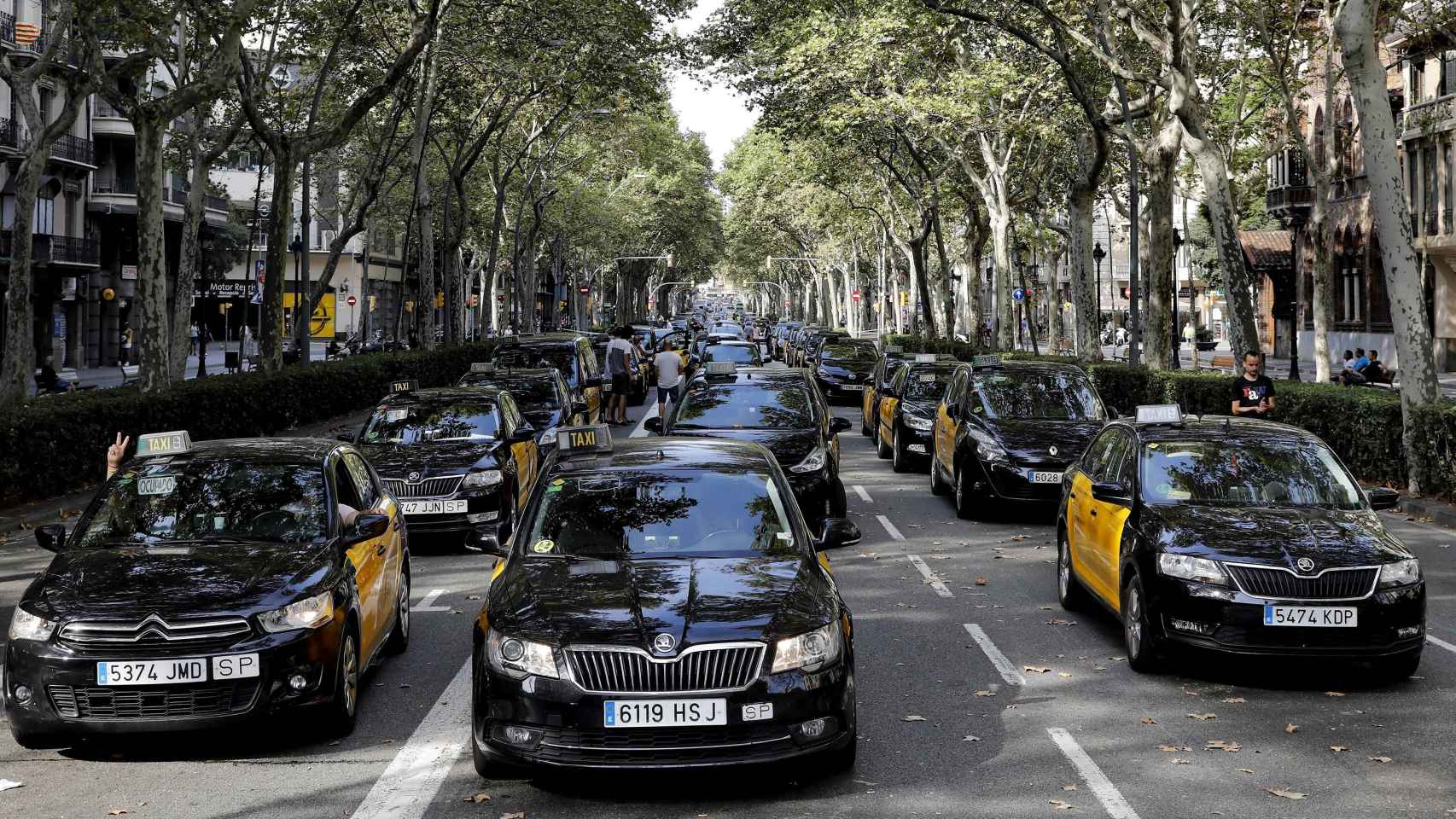 Los taxistas cortan la Gran Via de Barcelona / EFE/Andreu Dalmau