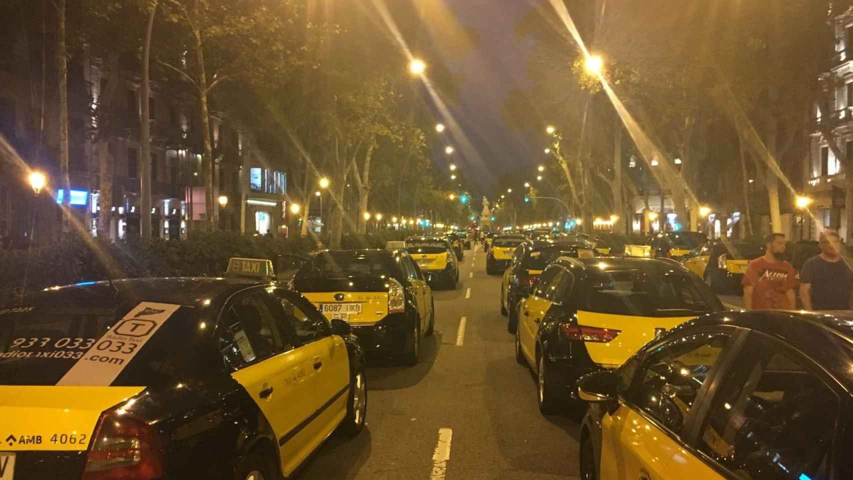 Taxis aparcados en medio de Gran Via con paseo de Gràcia / AROA ORTEGA