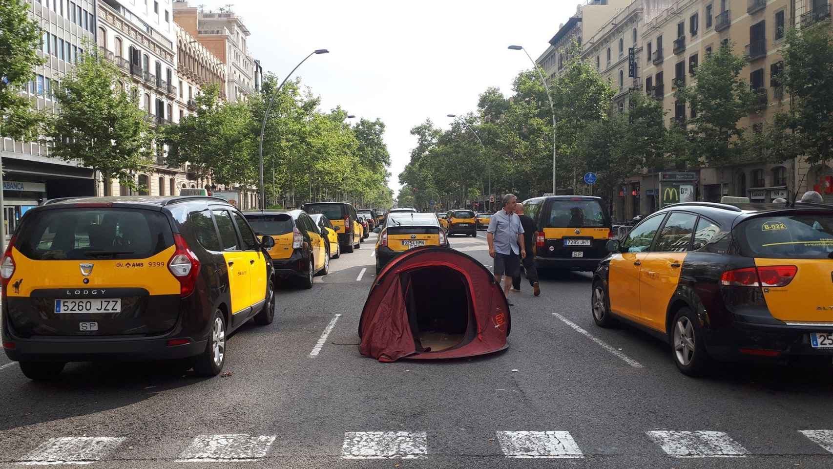 Los taxistas planean dormir otra noche en la Gran Via de Barcelona / Europa Press