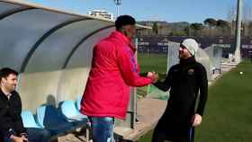 Yerry Mina saluda a Leo Messi tras fichar por el Barça