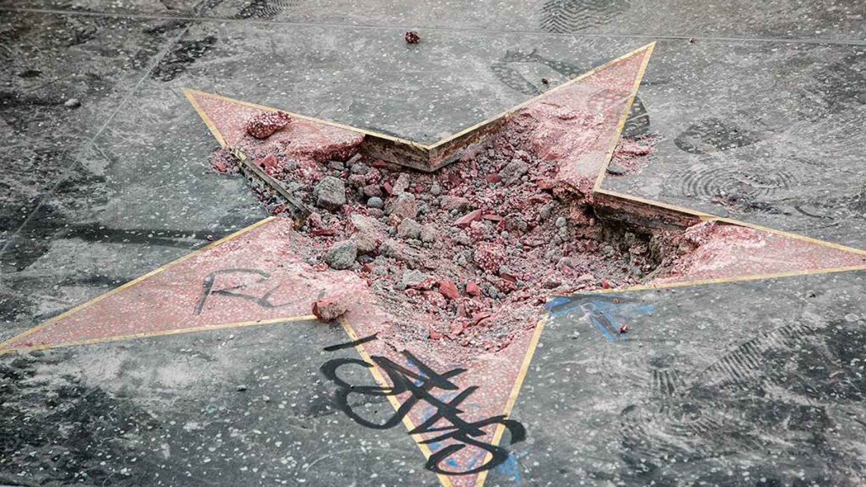 Estrella de Donald Trump destrozada a golpe a martillo