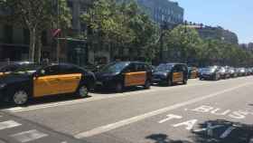 Taxistas ocupando los carriles centrales de paseo de Gràcia / PAULA BALDRICH