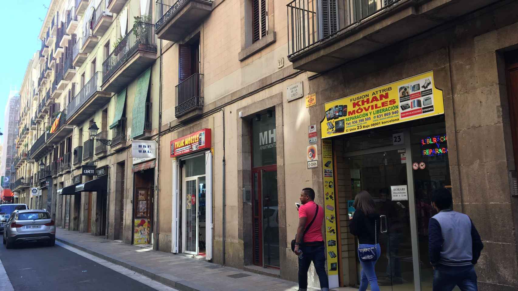 Una buena parte de los locales comerciales de Ciutat Vella se venden a precio de oro / CARLOS RUFAS