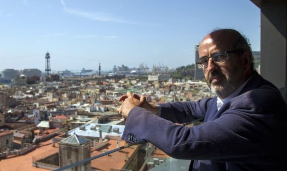 Javier Mulleras en la terraza del Ayuntamiento con vistas de Barcelona / HUGO FERNÁNDEZ