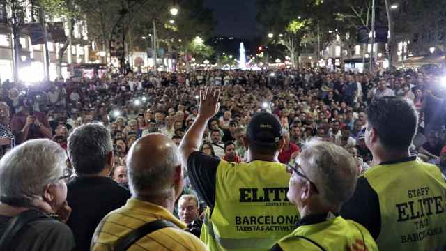 Asamblea de taxistas durante la huelga, que Ada Colau ha utilizado para impulsar su carrera política / HUGO FERNÁNDEZ