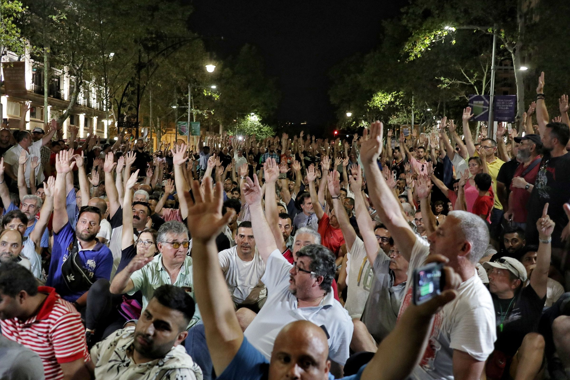 Los taxistas votando en la asamblea para desconvocar la huelga en Barcelona | HUGO FERNÁNDEZ