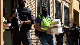Agentes de la Guardia Civil durante el operativo antiterrorista / EFE/Quique García