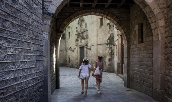 Se puede acceder a Sant Felip Neri desde la avenida de la Catedral / HUGO FERNÁNDEZ