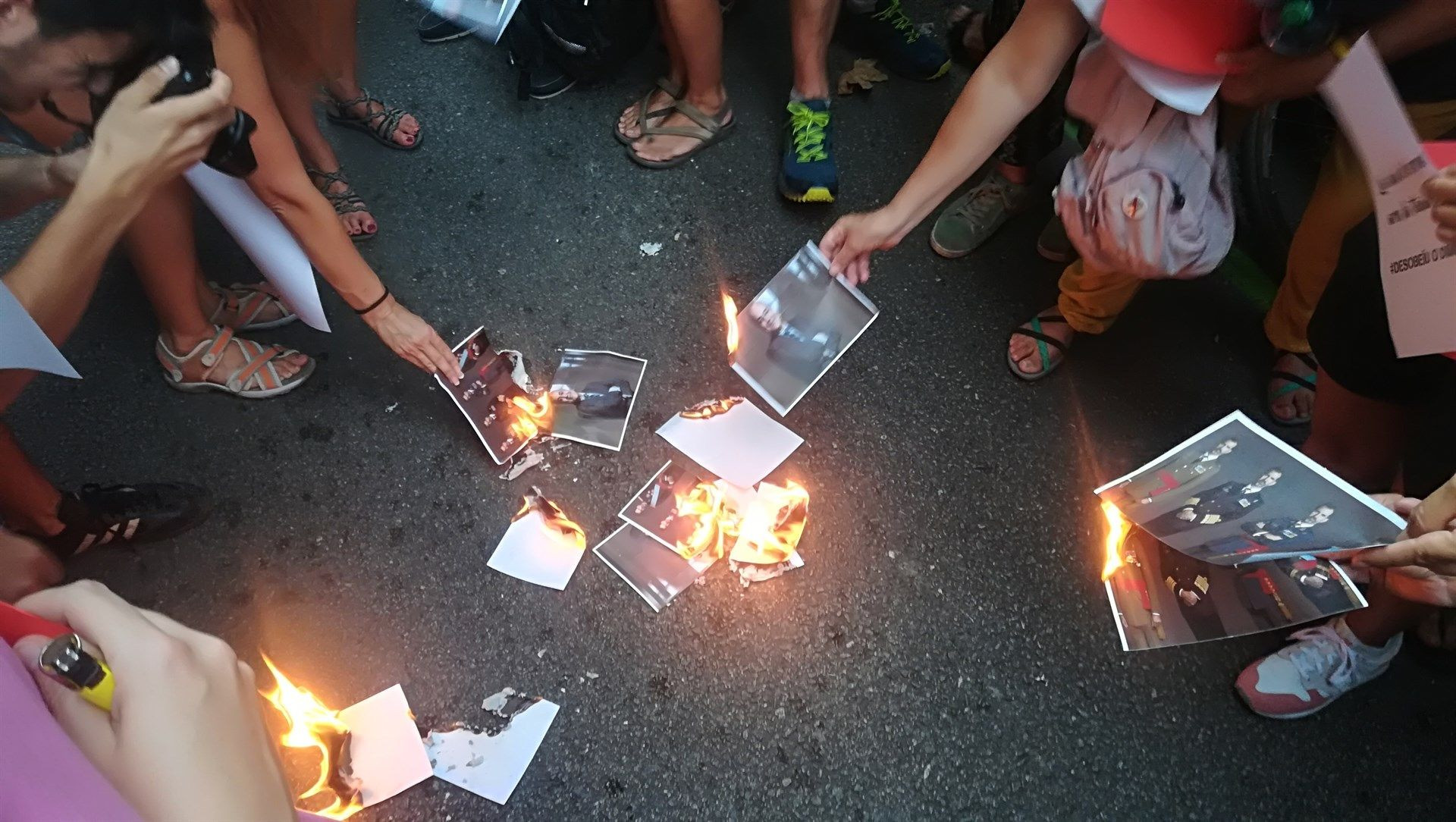 Los CDR quemando fotos del Rey durante una protesta antimonárquica / EUROPA PRESS
