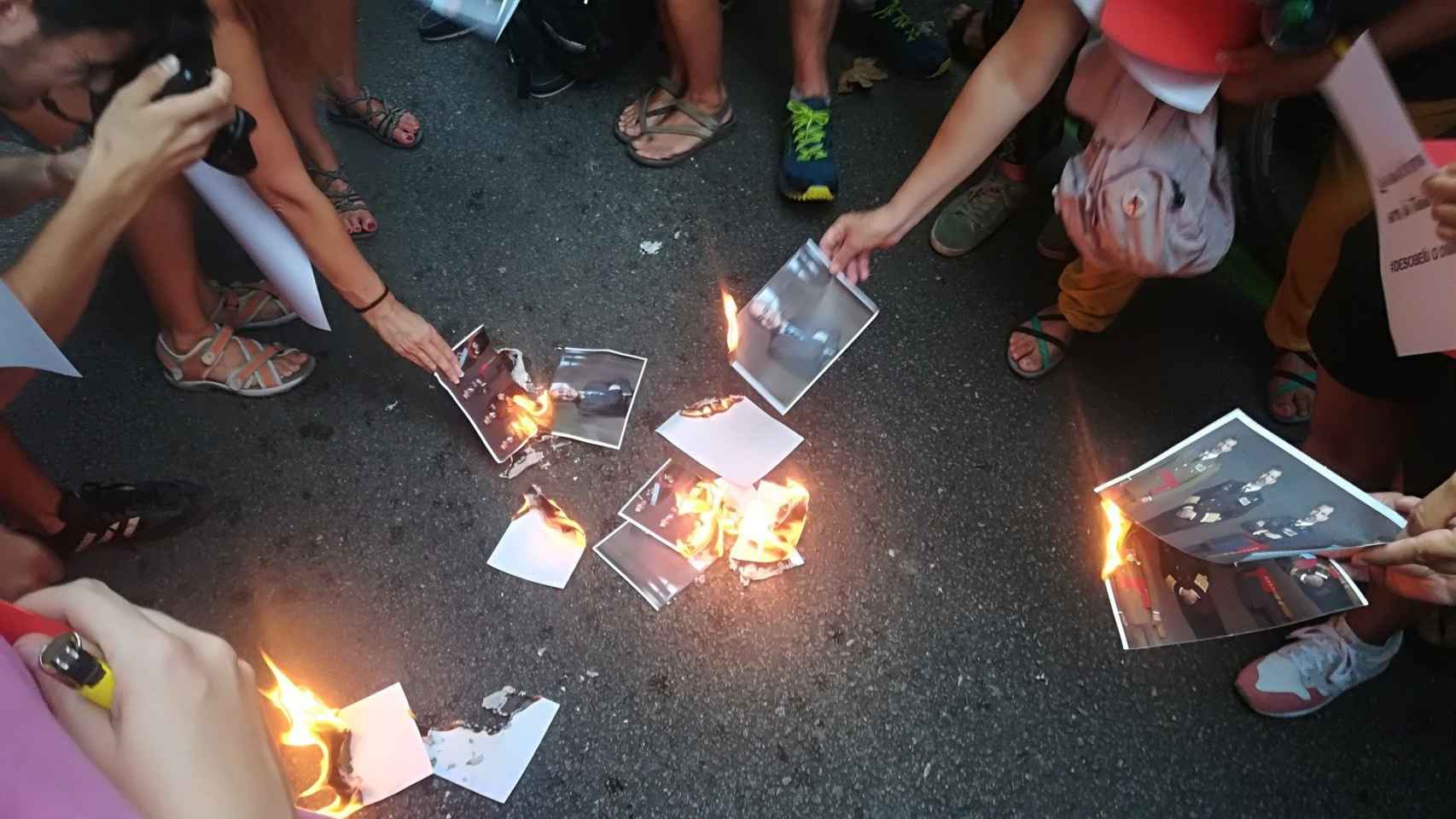 Los manifestantes CDR quemando fotos del Rey y el juez Llarena | EUROPA PRESS