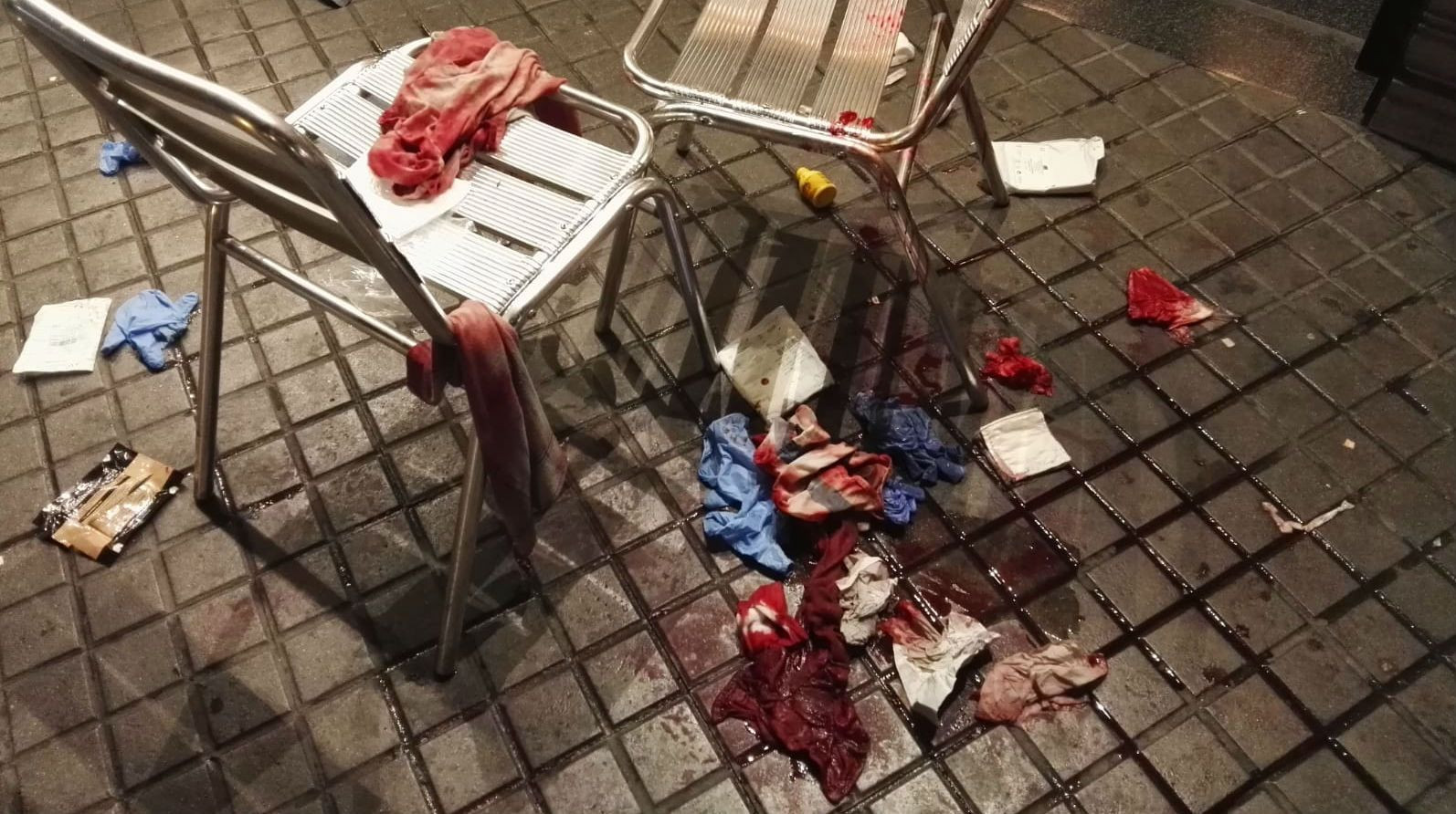 Restos de sangre del turista agredido por los manteros en la terraza del Zúrich.