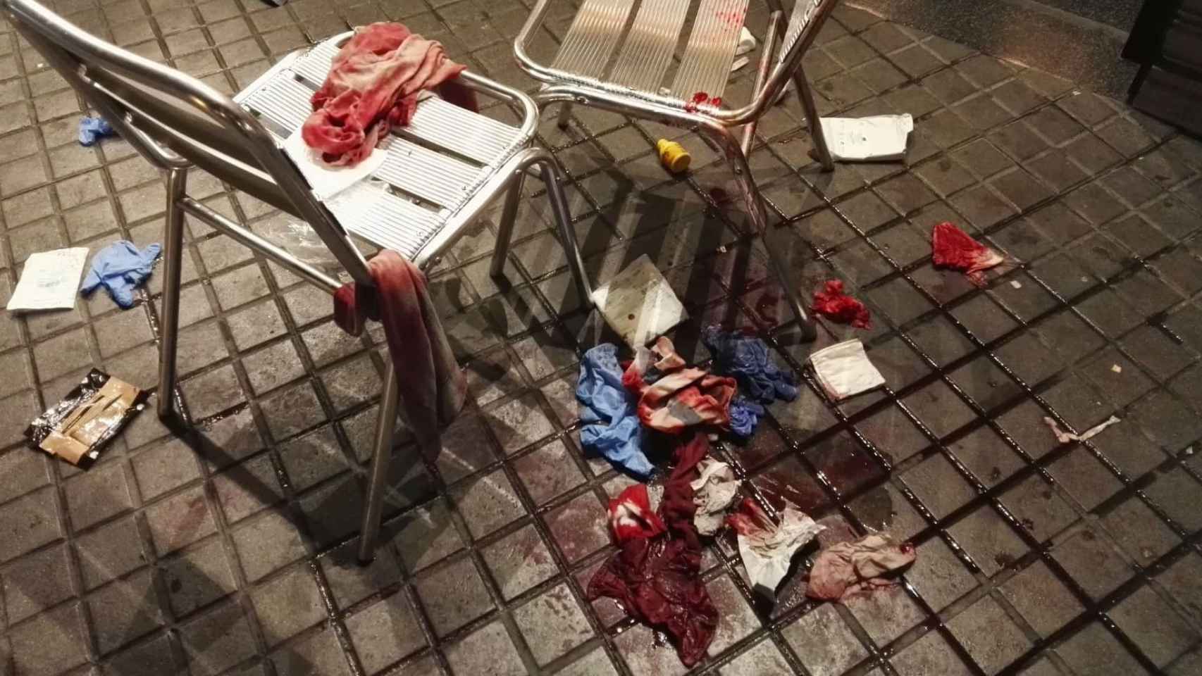Restos de sangre del turista herido junto a dos sillas del bar Zúrich.