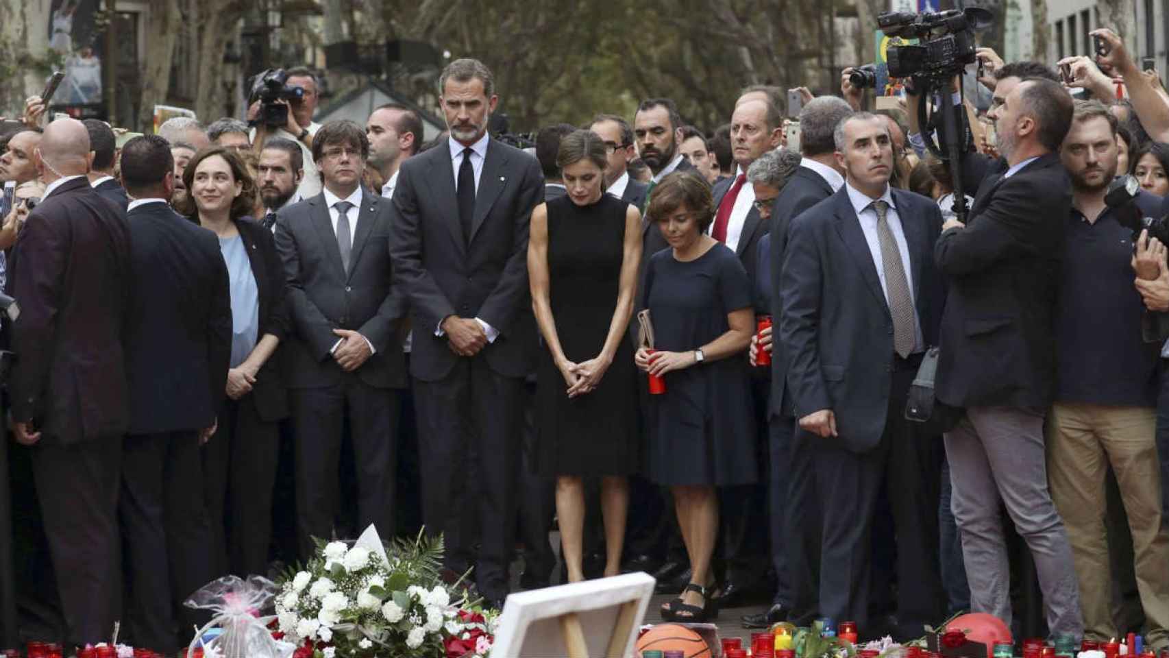Los Reyes y muchos políticos, durante el homenaje a las víctimas del atentado en la Rambla/ EFE