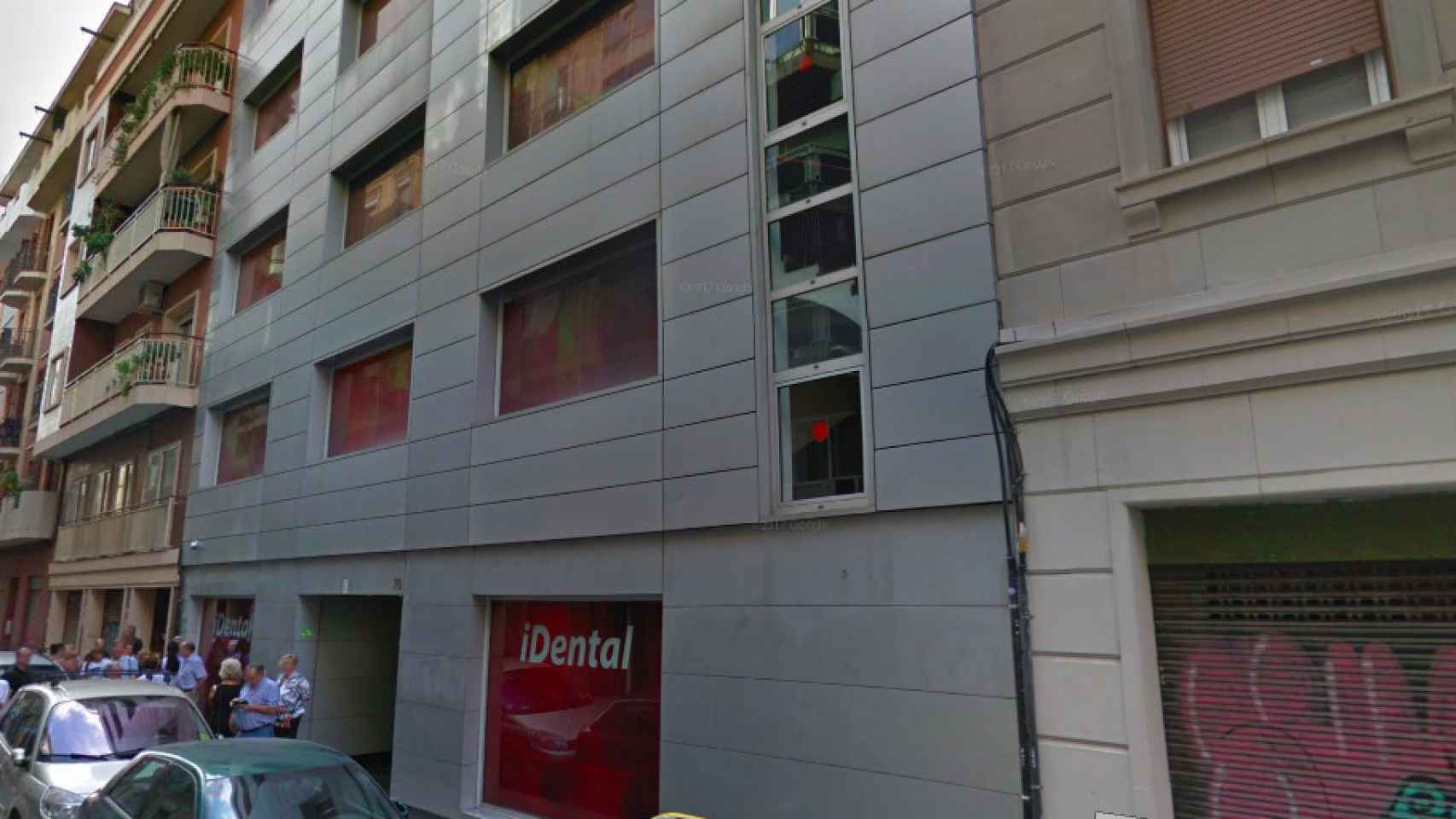 La policía, entrando a registrar una clínica iDental en Barcelona