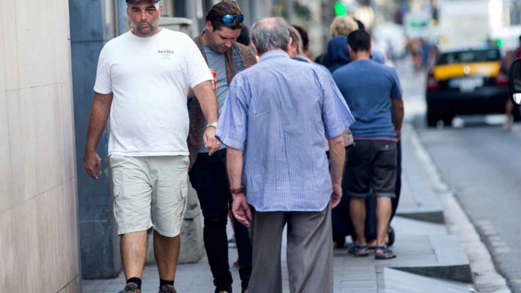 El turista americano agredido paseando por una calle de Barcelona / Quique Garcia - EFE