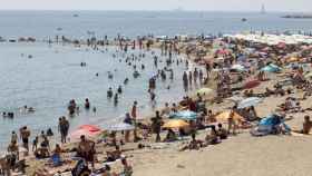 Las playas de Barcelona son el principal atractivo de los turistas para paliar la ola de calor / HUGO FERNÁNEZ