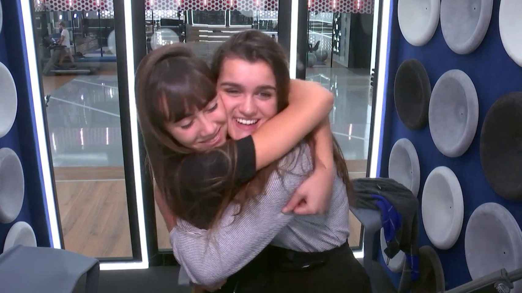 Aitana y Amaia abrazadas en una escena de Operación Triunfo