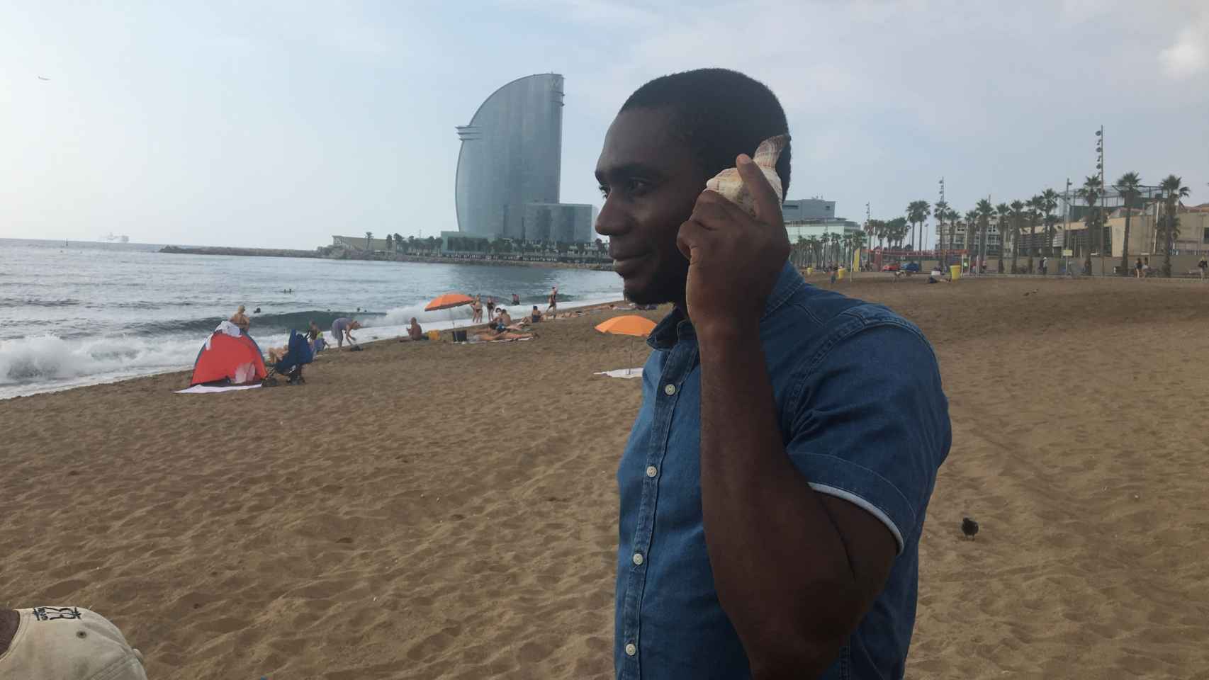 En la playa de Sant Sebastià se han podido escuchar testimonios de refugiados / LAURA GUERRERO