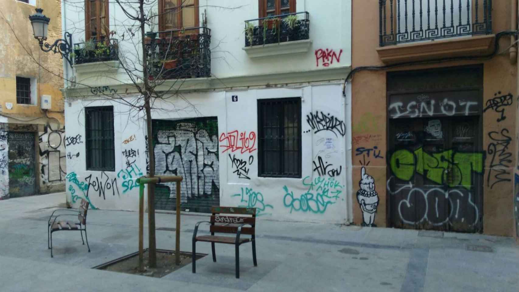 La actuación es para la limpieza del espacio público y el mantenimiento de los equipamientos municipales de Ciutat Vella / Archivo