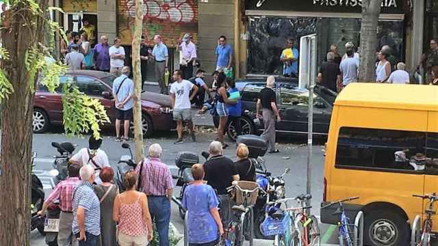 La actuación del comerciante y de los Mossos deteniendo al ladrón ha reunido a numerosos espectadores en la calle / EP