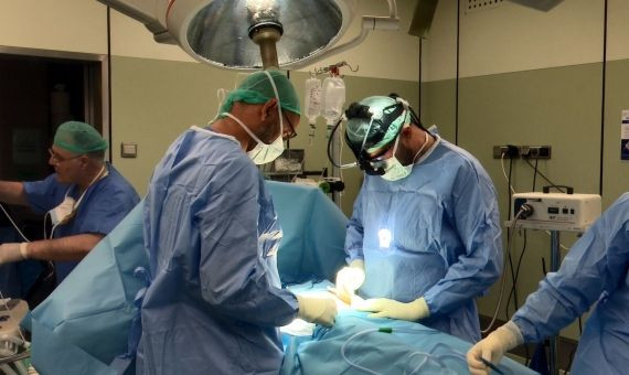 El Dr. Alberto Breda y su equipo, mientras realizan la operación / FUNDACIÓ PUIGVERT