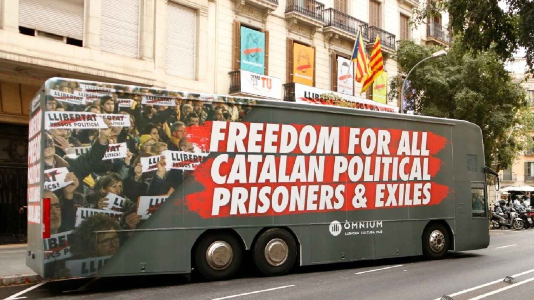Imagen del bus que Òmnium Cultural quiere que recorra las calles de Barcelona / OC