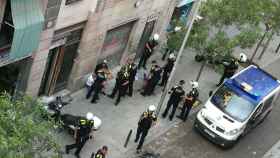 Imágenes del momento en que la policía ha intervenido para detener la pelea en calle Robadors