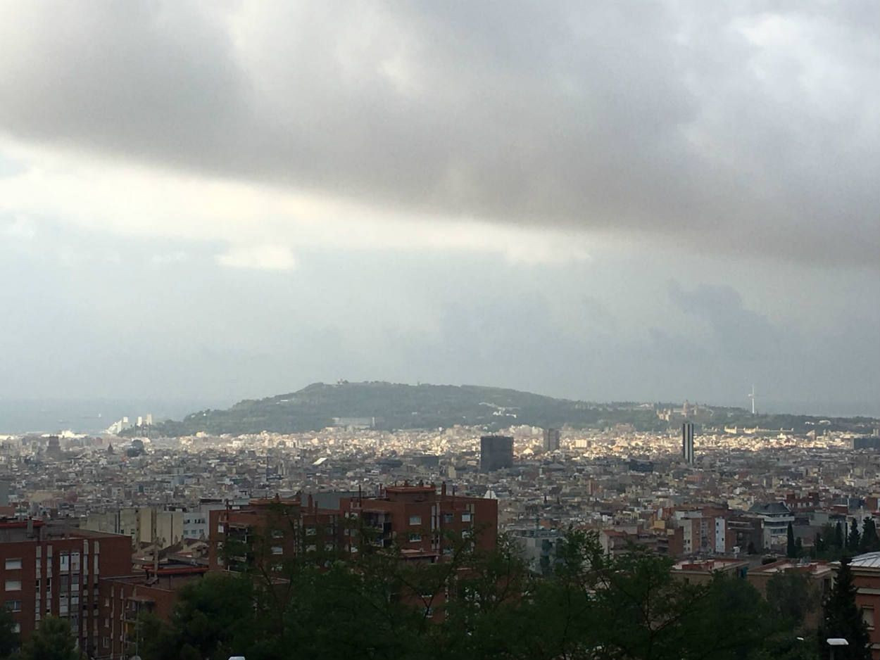 Nubosidad en el cielo de Barcelona / MA