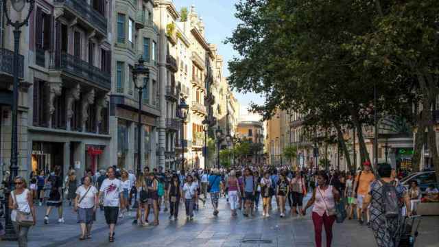 El Portal de l'Àngel repleto de tiendas y personas