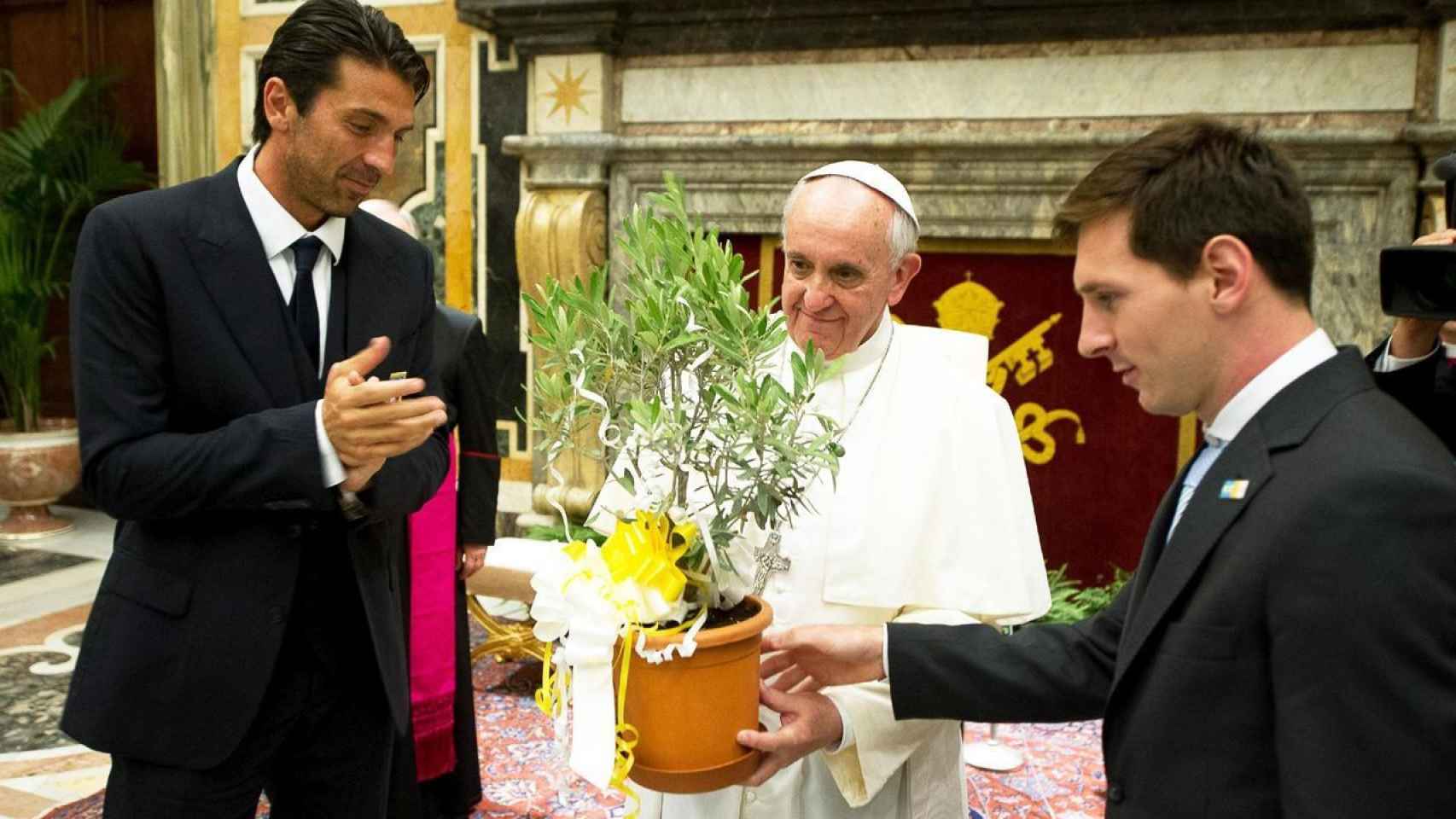 Los jugadores Buffon y Messi recibieron el olivo de la Paz bendecido por Su Santidad en 2013 / SCHOLAS