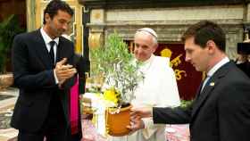 Los jugadores Buffon y Messi recibieron el olivo de la Paz bendecido por Su Santidad en 2013 / SCHOLAS