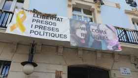 La pancarta a favor de la libertad de los presos políticos que el PP quiere que los 'comuns' retiren