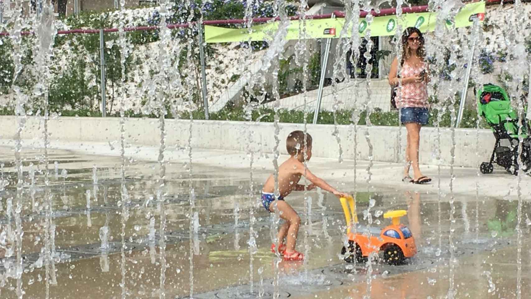 Los niños ya han disfrutado de las fuentes de agua del nuevo parque Santiburcio, en Sant Andreu / MIKI
