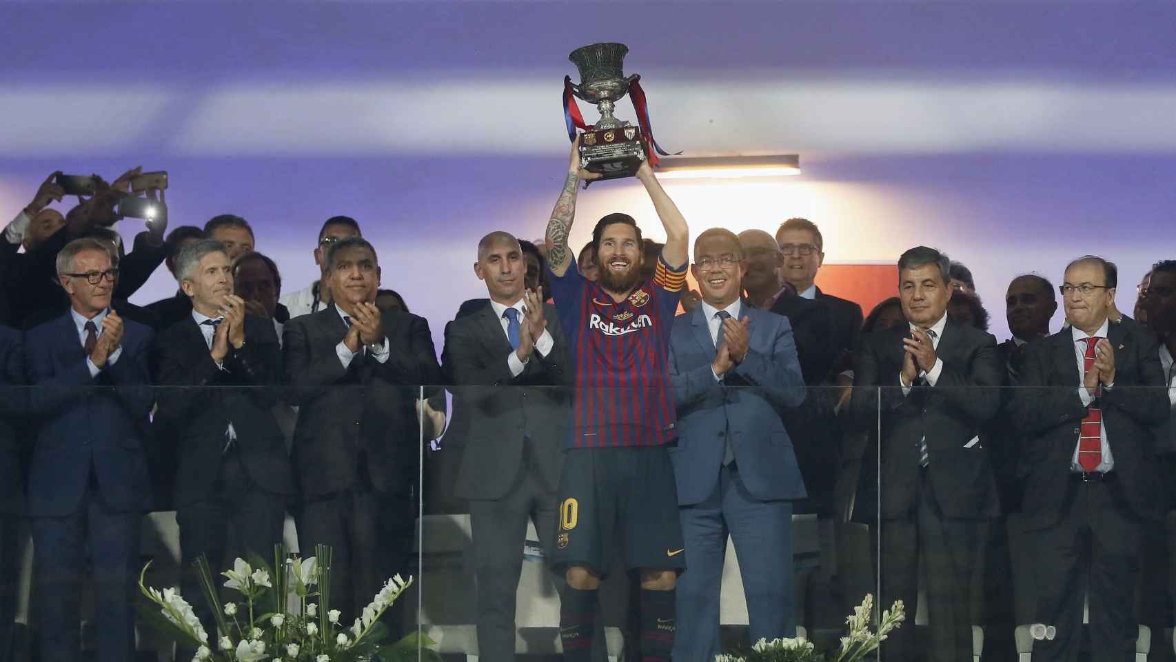 El capitán del FCBarcelona Leo Messi levanta el trofeo de campeón de la Supercopa de España / EFE//José Manuel Vidal.