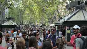 Las Ramblas de Barcelona continúan llenas de turistas felices, como de costumbre / MIKI