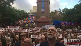 El público con las pancartas durante el pregón de la Festa Major de Gràcia | P.B.