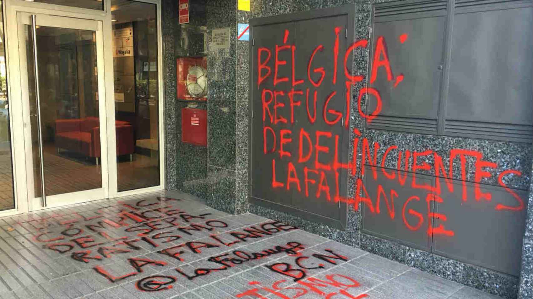 Así ha quedado la puerta de acceso al edificio de la sede del consulado belga / MIKI