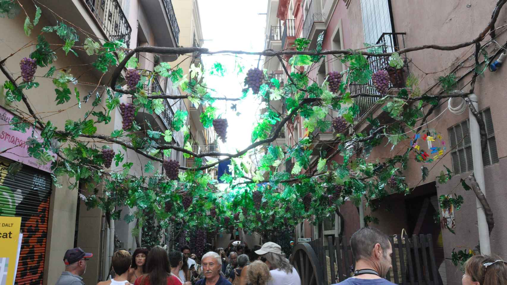 La calle Fraternitat decorada para una edición anterior de la Festa Major de Gràcia / MA