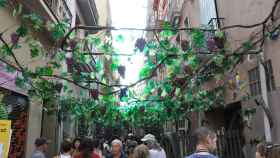La calle Fraternitat decorada para una edición anterior de la Festa Major de Gràcia / MA