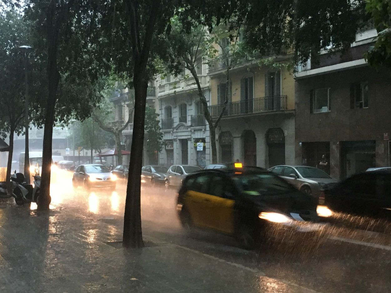Imagen de una de las tormentas sobre Barcelona, en la calle Casanova / MIKI