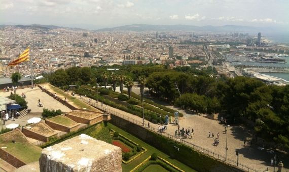 Vista panorámica de Barcelona desde el Castillo de Montjuïc / KIPPELBOY