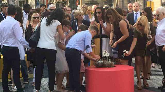 Familiares de las víctimas del 17A depositan flores en la Rambla / AROA ORTEGA