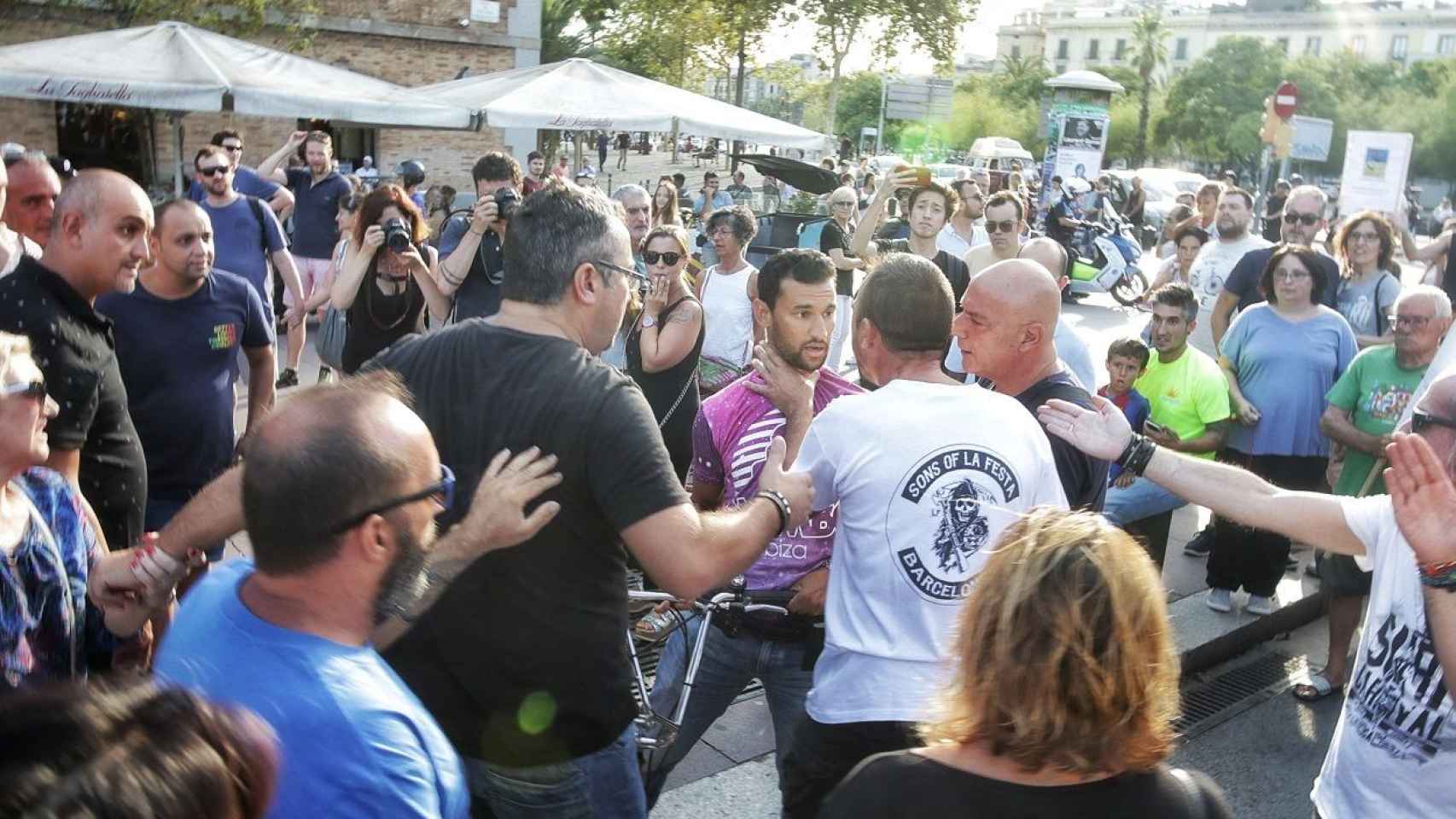 La manifestación en La Barceloneta de la semana pasada vivió momentos tensos / HUGO FERNÁNDEZ