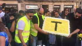 Momento en que los taxistas depositan las flores para el homenaje en las Ramblas / EP