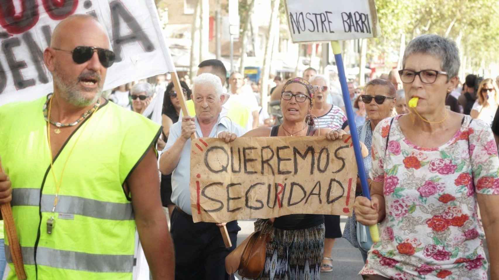 Vecinos de La Barceloneta, manifestándose contra la inseguridad / HUGO FERNÁNDEZ