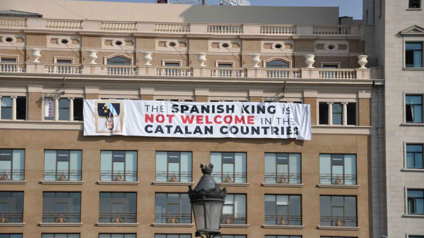 Una pancarta contra Felipe VI presidió la plaza Catalunya en su última presencia en BCN, el 17 de agosto / MIKI