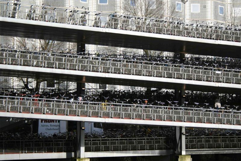 Imagen de uno de los parkings de bicis de Amsterdam