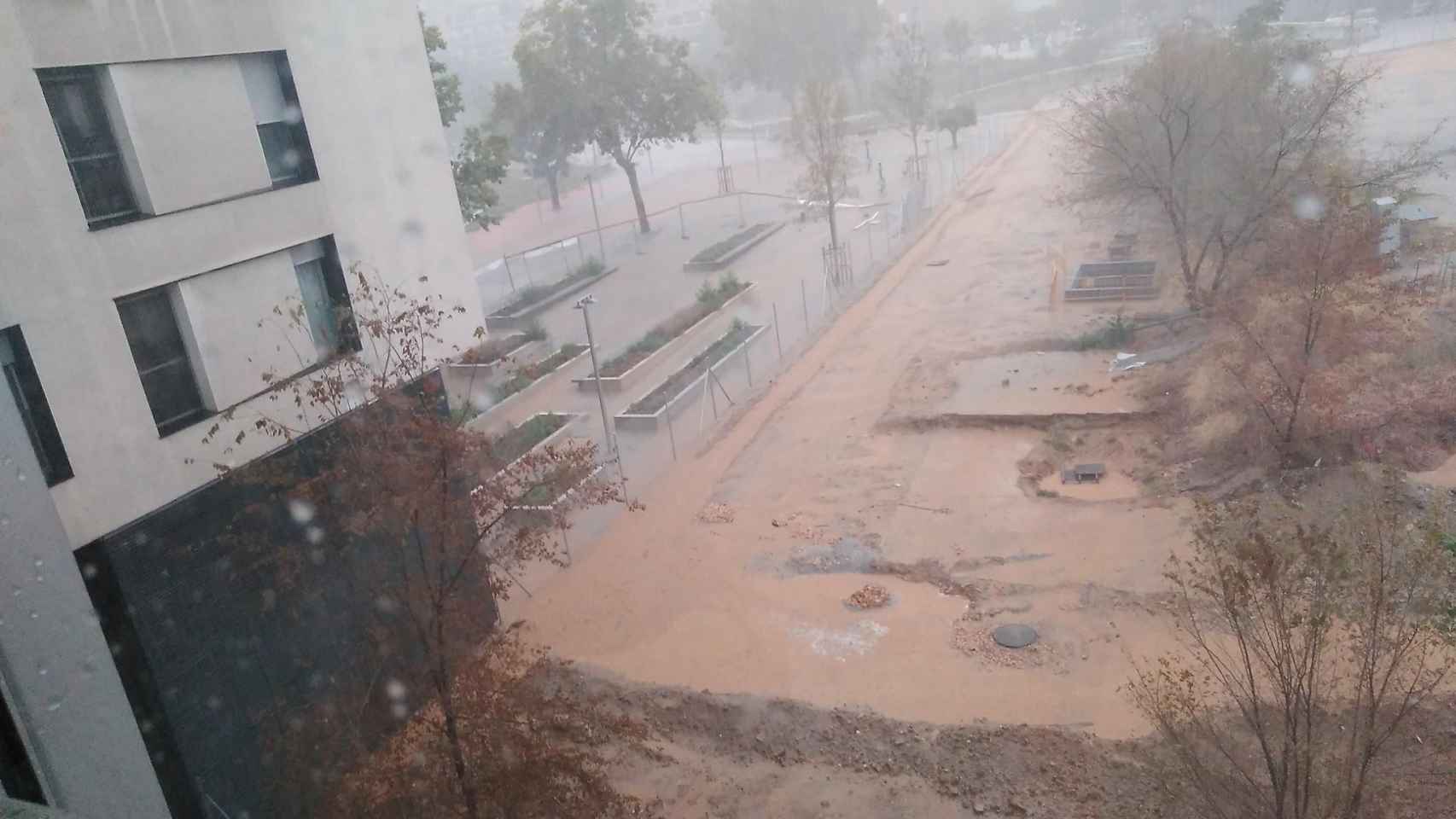 Así de inundado queda el Parque Santiburcio cuando llueve fuerte sobre Barcelona / XLG
