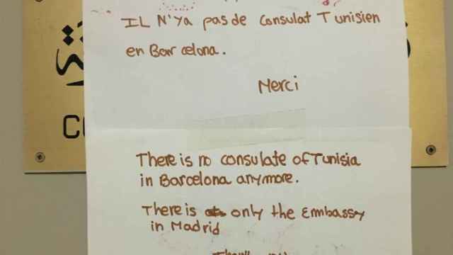 Papel escrito a mano, pegado sobre la placa oficial, indicando que ya no funciona el Consulado de Túnez en Barcelona  / MIKI